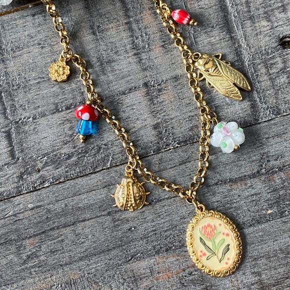 NEW Gold Insect Charm Necklace With Floral Pendant - Picture 8 of 8